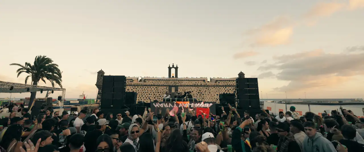 Público de EMEC en las terrazas del Castillo de San José, al atardecer